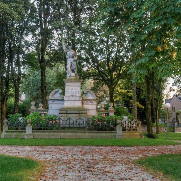 Grand-Place d'Ouffet - Monument aux morts